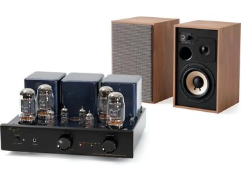 Amplificatore valvolare Cayin nero con diffusori da scaffale finitura legno vista frontale a tre quarti