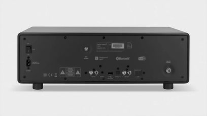 Frontvisning af en Sonoro Primus mat sort bordradio med skærm, knapper, USB-porte og Bluetooth, i mat sort plastik