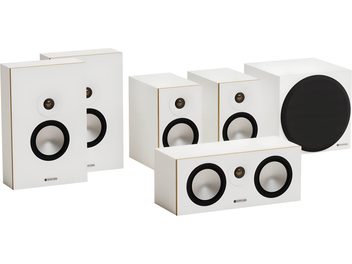 Monitor Audio Bronze 50 5.1 fehér könyvespolc-hangszórorendszer, matt fehér MDF anyagú, aranyozott finom élekkel ellátott téglalap alakú dobozok, látható fekete kör alakú hangszórókkal és illeszkedő nagy fekete rácsos szubwooferrel, háromnegyedes előlátás