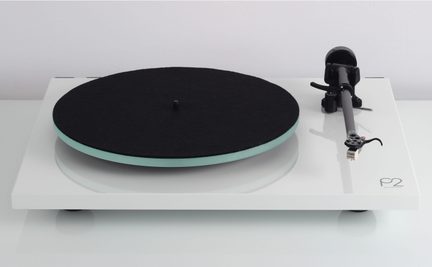 Gramofon Rega Planar 2 bele barve s črnim krožnikom in sivim tonskim ročajem, pogled od spredaj