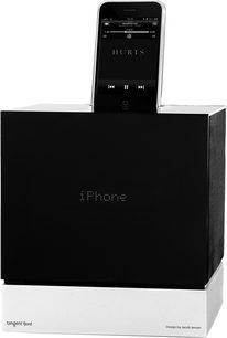 Sort iPhone-dockingstation "Tangent Fjord" med skærm, der viser "HURTS", set forfra i let nedadgående vinkel
