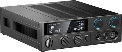 Metallist must FiiO K15 kõrvaklapivõimendi, esivaate kolmveerand, ekraan USB/DSD512, nupud, 3,5 mm ja 6,35 mm helipistikud, XLR ning USB‑C