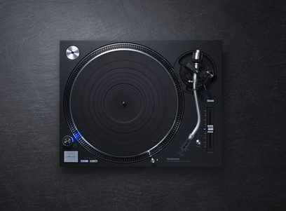 Nærbillede forfra af den sorte Technics SL-1210GREGK pladespiller med tonearmen og den børstede aluminiumsplade