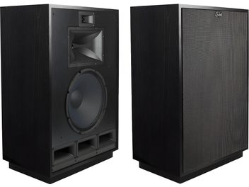 Pár sloupových reproduktorů Klipsch Cornwall IV v černé barvě s dřevěnou zrnitou strukturou, pohled ze tří čtvrtin zepředu, jeden bez krytu odhalující úhlový pavilon, velký woofer a trojité obdélníkové basové reflexní otvory, druhý s šedým textilním krytem
