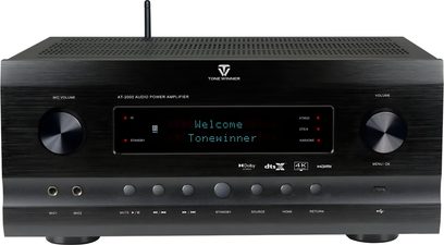 Tonewinner AT-2000 sort hjemmebio-forstærker set forfra, stor central skærm, to store knapper, mikrofonindgange og betjeningselementer