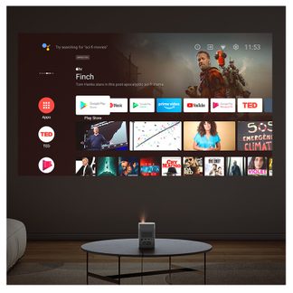 Tv-skærm, der viser en brugergrænseflade med streamingtjenester og en post-apokalyptisk film med en skægget mand
