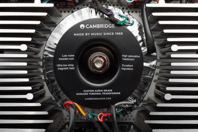 Cambridge Audio EXA100 integrált sztereó hi-fi erősítő, felülről nézve, központi toroidális transzformátorral, színes kábelek csatlakoztatva