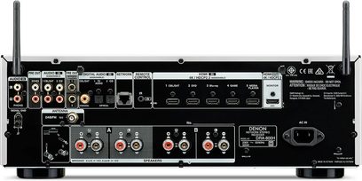 „Denon DRA-800H" sidabrinės spalvos hi-fi stereo stiprintuvas, galinis vaizdas iš viršaus, garso ir tinklo jungtys, Wi-Fi antenos
