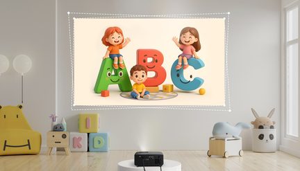 Dětský projektor do pokoje zobrazující barevnou ilustraci abecedy se třemi dětmi a hračkami na podlaze