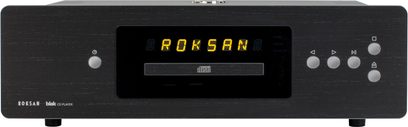 Roksan blak CD atskaņotājs ar ogles krāsu, CD atskaņotājs, skats no priekšpuses, dzeltena "ROKSAN" displeja, melni taustiņi un savienotāji uz matētas melnas fasādes