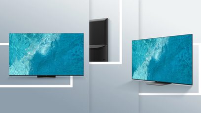 Tre TCL 55C831 2022 QLED-tv'er, der viser et abstrakt blågrønt billede, på en hvid væg
