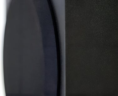 Cassa acustica Eltax SW800 nera, primo piano di profilo, griglia bombata in tessuto, cabinet con rivestimento nero strutturato