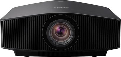 Sort Sony VPL-VW870ES projektor set forfra, med fremspringende projektionslinse og perforeret ventilationsgitter