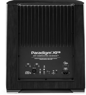 Černý subwoofer Paradigm XR13, pohled zepředu, černá mřížka, ovládací panel s tlačítky a konektory