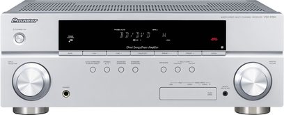 Pioneer VSX-819H sølvfarvet surround receiver set forfra med digitalt display, kontrolknapper og drejeknapper, to højttalere