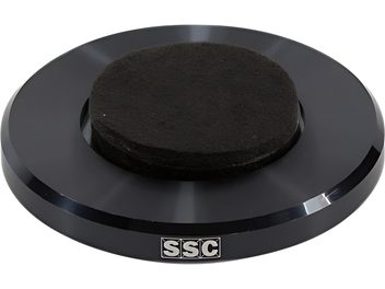 Matchpoint 100 zwart SSC-tegengewicht, bovenaanzicht, glanzende zwarte schijf met verhoogde rand en zilveren SSC-logo