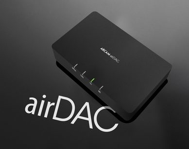 Arcam airDAC sort audio DAC-konverter, set oppefra i perspektiv, 3 grønne indikatorlys tændt på toppen