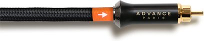 Digitální koaxiální kabel Advance Paris LINK Coaxial 2m černý s opleteným nylonovým pláštěm, detailní boční pohled ukazující pozlacený RCA konektor samec, matné černé tělo s pozlaceným písmem a oranžovým směrovým kroužkem se šipkou v bílé barvě