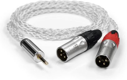 Symmetrisches Kabel von iFi Audio 4,4MM zu XLR, durchscheinende weiße Geflechtsummantelung, vergoldeter 4,4-mm-Stecker und zwei silberne XLR-Stecker aus Metall mit schwarzen und roten Manschetten, Perspektivansicht