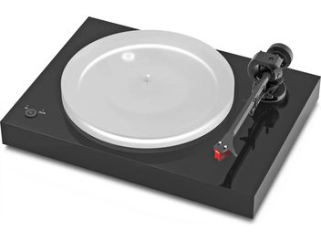 Pro-Ject X2B lakkozott fekete lemezjátszó fehér tányérral és jobb oldali hangkarral, felülnézetben