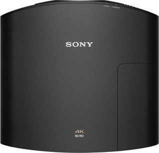 Sony VPL-VW590ES sort videoprojektor, set forfra, afrundet kubisk form, hvidt "SONY"-logo på mat sort baggrund
