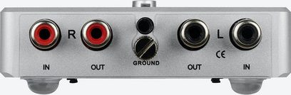 Předzesilovač gramofonu ClearAudio Nano Phono V2 černý, pohled zepředu, 2 RCA vstupní/výstupní konektory, zemnící konektor, otočný ovladač