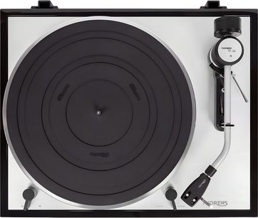 Thorens TD 403 DD sort lakeret pladespiller set forfra, sort pladespiller, tonarm og modvægt, på hvid baggrund