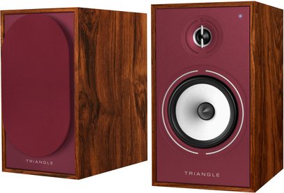 Două boxe Triangle BR03 Connect bordo, incinte din lemn, una cu grilă, woofer alb, LED albastru, vedere din trei sferturi