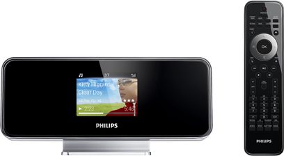 Philips NP2500 sort bordradio, farvet skærm der viser albumcover, sort fjernbetjening med knapper