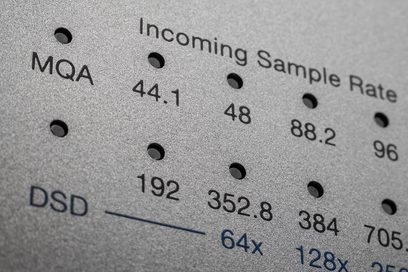 Nærbilde av en børstet metallplate på en Cambridge Audio DacMagic 200M sølv lydkonverter, som viser inngangssamplinghastigheten fra 44,1 til 768 kHz og DSD-hastigheten fra 64x til 512x