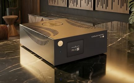 Gold Note PH-5 Phono-Vorverstärker 2 schwarz, Design-HiFi-Gehäuse auf Marmortisch