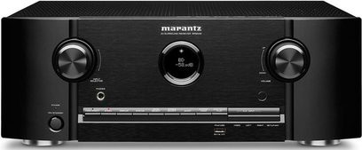 Marantz SR5006 sort home-cinema-forstærker set forfra, frontpanel i børstet aluminium, blåt display, knapper og drejeknapper