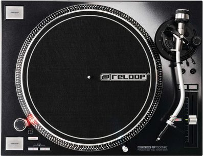Augstās izšķirtspējas hi-fi vinila plates atskaņotājs Reloop RP 7000 MK2 melns, skats no augšas, apaļš ripas paliktnis, toneris, pogas un slīdņi