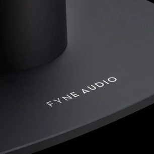 Pied Fyne Audio FS6 v černé barvě, detailní pohled na označení modelu na matném tmavém horním povrchu