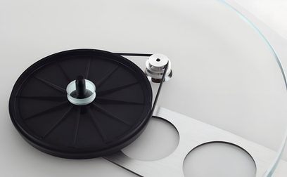 Rega Planar 3 platenspeler licht eiken, close-up van het glazen draaiplateau met riem en poelie