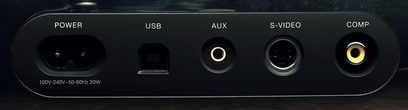 Bagpanelet på en Bowers & Wilkins Zeppelin multimediehøjttaler med strøm-, USB-, aux-, S-video- og comp-porte
