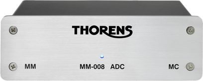Thorens MM-008 ADC phono-forforsterker, frontvisning, rektangulært kabinett, børstet metallfront, 4 skruer, svart tekst, blå LED