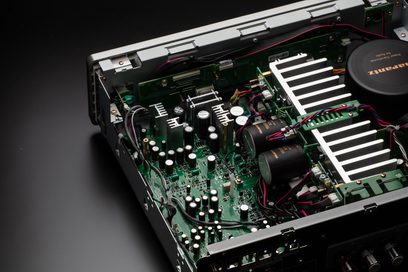 Внутрішній вигляд стерео Hi-Fi підсилювача Marantz Model 60n чорного кольору, електронні компоненти, друковані плати, кольорові кабелі
