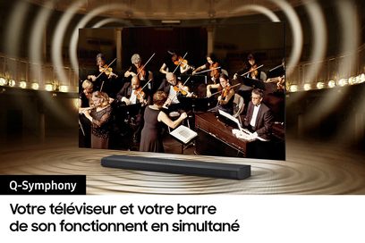 Symfonisk orkester på scenen i en konsertsal, sett forfra, musikere som spiller fiolin og andre strengeinstrumenter