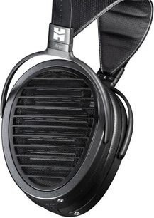 Auriculares de alta fidelidad abiertos Hifiman Arya Stealth Magnet Version, vista cercana del auricular izquierdo de perfil, rejilla negra