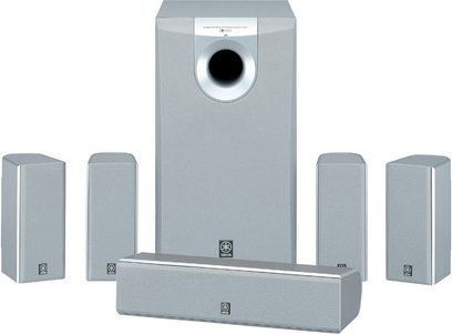 Yamaha AV3105 hjemmebiografsystem bestående af en subwoofer, 4 satellithøjttalere og en centerhøjttaler, set forfra