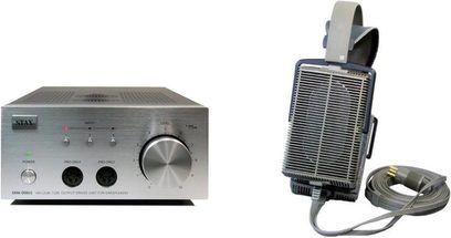 Stříbrný zesilovač STAX SRM-006TS a otevřená sluchátka STAX SR-307 v černé barvě, pohled zepředu na bílém pozadí