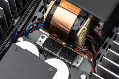 Domácí kino Denon AVC-A1H v černé barvě, pohled na vnitřní elektronické součásti, transformátory, kabely a tištěné spoje
