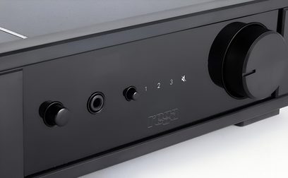 Rega io:n stereohifi-vahvistin, musta etupaneeli, jossa numeroidut pyörivät painikkeet 1–3 ja 6,35 mm:n kuulokeliitäntä