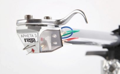 Rega Planar 10 mat sort pladespiller med Apheta 3 MC-pickup, nærbillede af tonearmen, farvede RCA-kabler tilsluttet