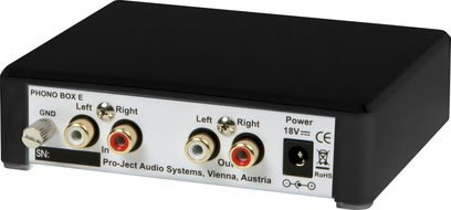 Przedwzmacniacz gramofonowy Pro-Ject Phono Box E czarny, widok z przodu, 4 gniazda RCA, 1 gniazdo zasilania, przełącznik i logo