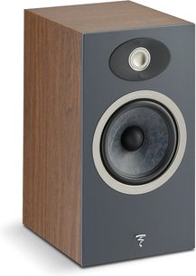 Knihovní reproduktor Focal Theva N°1 v provedení Dark wood z ořechového dřeva, pohled zepředu, viditelný basový reproduktor a tweeter