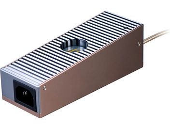 iFi Audio iPOWER ELITE 5V/5A daudzfunkcionāls, melni un balti svītrots bronzas alumīnija korpuss, melns strāvas vads