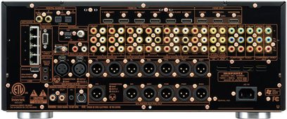 Marantz AV8801 sort hjemmebiografsforstærker, frontpanel, mange lyd- og videostik, knapper og drejeknapper til justering