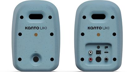 Coppia di diffusori connessi Kanto UKI blu chiaro screziato, vista posteriore, connettori visibili su un diffusore